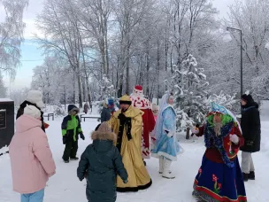 В преддверии  зимних каникул Новогоднее представление для павловских ребят прошло на набережной в Павлове